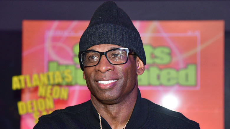 Deion Sanders posa per le telecamere