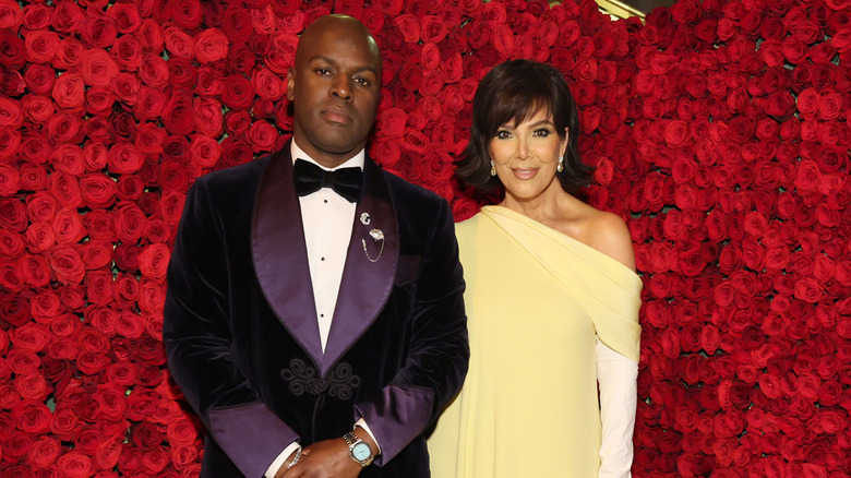 Corey Gamble e Kris Jenner in posa