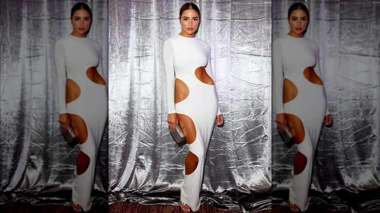 Abito bianco Olivia Culpo con intagli