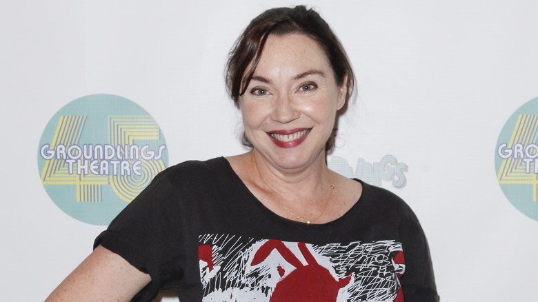 Stephanie Courtney sorride