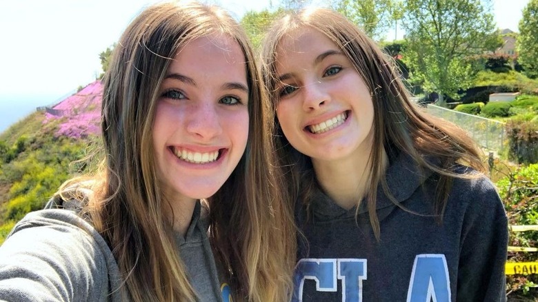 Noelle Sheldon e Cali Sheldon sorridono insieme con indosso le felpe dell'UCLA