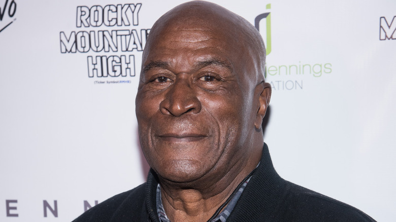 John Amos sorride