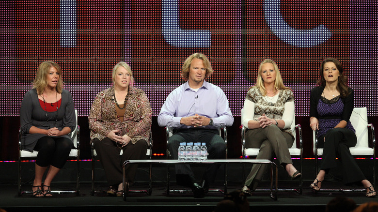 Il cast di Sister Wives seduto sul palco