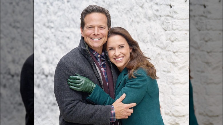 Scott Wolf e Lacey Chabert si abbracciano