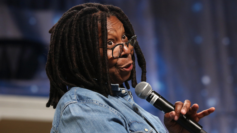 Whoopi Goldberg parla al microfono