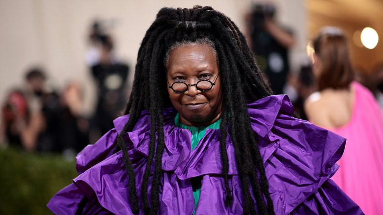 Abito viola di Whoopi Goldberg