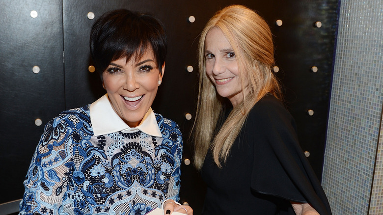 Kris Jenner e Cici Bussey sorridono