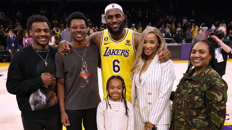 LeBron James posa con la moglie, i figli e la madre