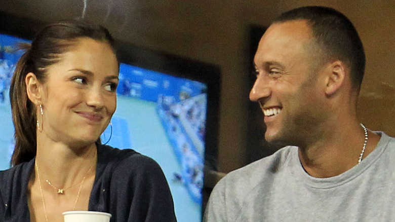 Minka Kelly e Derek Jeter sorridono