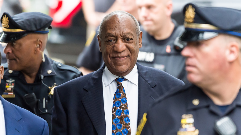 Bill Cosby arriva circondato dalla polizia per la sentenza