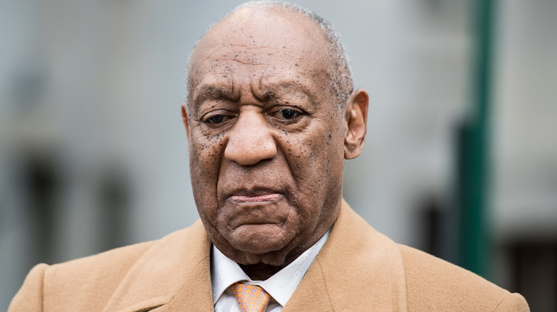 Bill Cosby lascia il tribunale di Montgomery