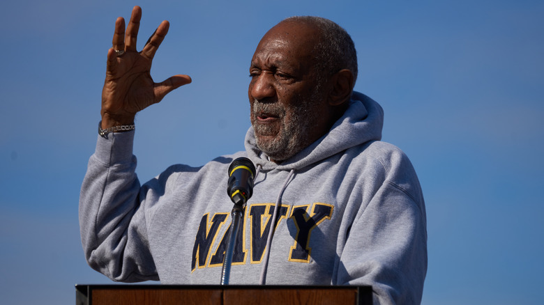 Bill Cosby parla alla folla in occasione del 