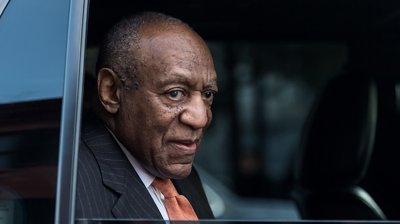 Bill Cosby lascia il tribunale in macchina durante il suo nuovo processo nel 2018