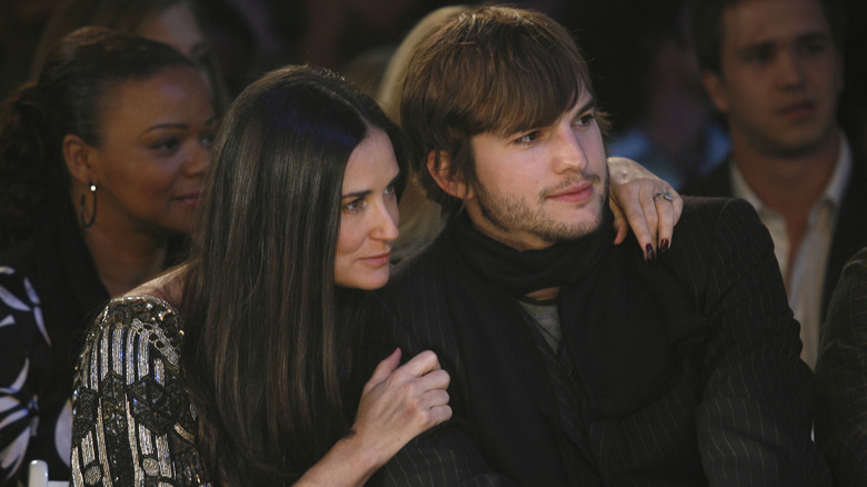 Demi Moore con un braccio attorno ad Ashton Kutcher