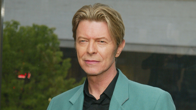 David Bowie indossa una giacca verde