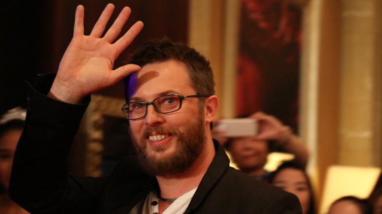 Duncan Jones saluta