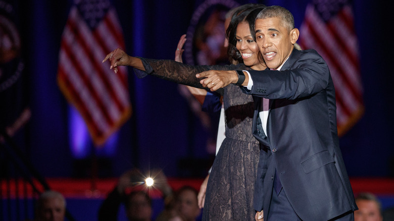 Barack e Michelle Obama indicano