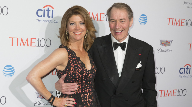 Norah O'Donnell posa con Charlie Rose al gala Time 100