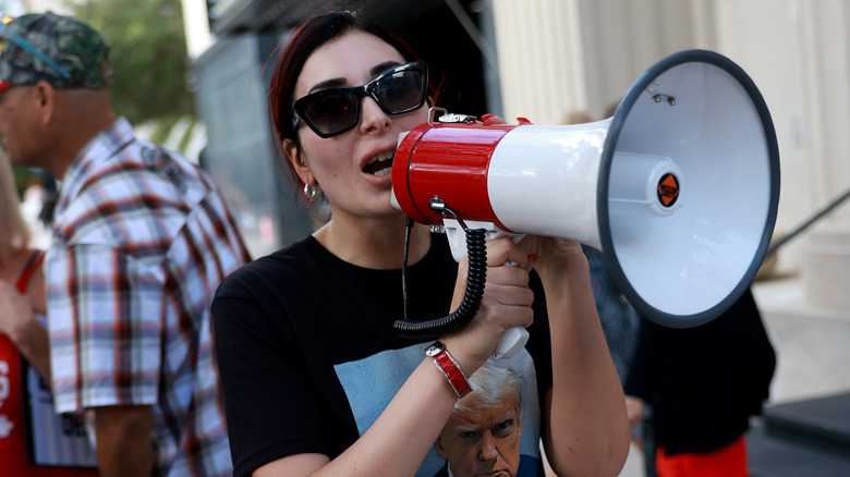 Laura Loomer parla al megafono