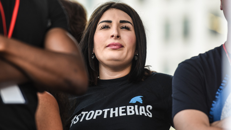 Laura Loomer sembra interrogativa