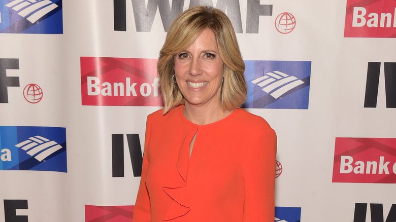 Alisyn Camerota indossa un abito arancione