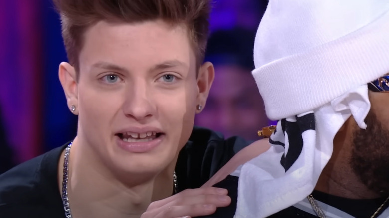 Matt Rife con la bocca leggermente aperta