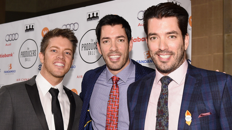 JD, Drew e Jonathan Scott sorridono