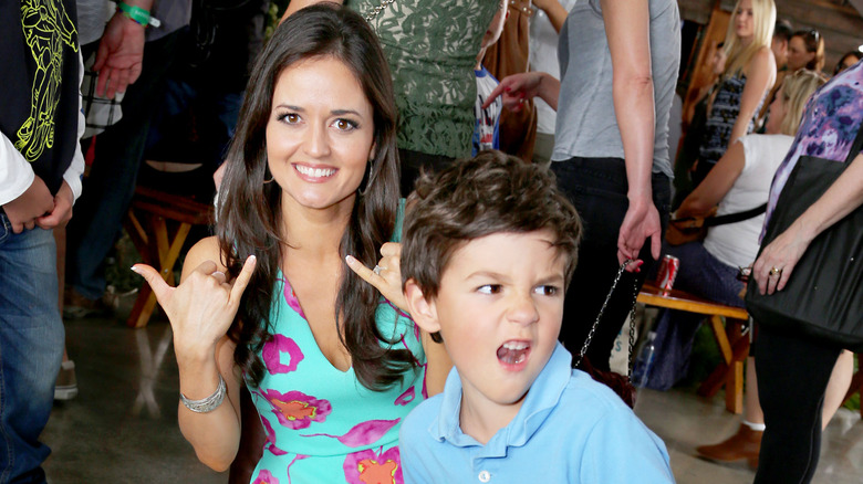 Danica McKellar sorridente con il figlio