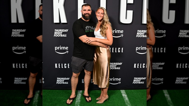 Jason Kelce abbraccia Kylie Kelce