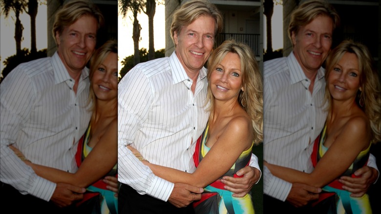 Jack Wagner e Heather Locklear si abbracciano