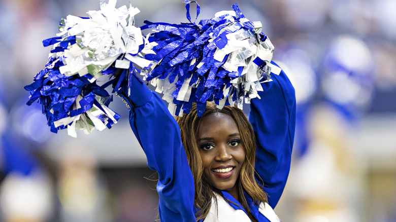 Una cheerleader dei Dallas Cowboys che si esibisce