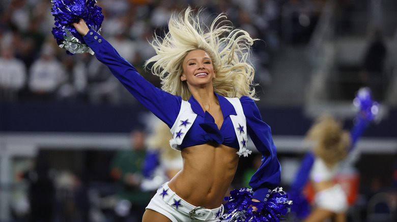 Una cheerleader dei Dallas Cowboys che si esibisce