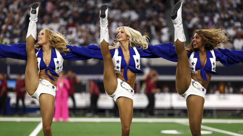 Le cheerleader dei Dallas Cowboys si esibiscono