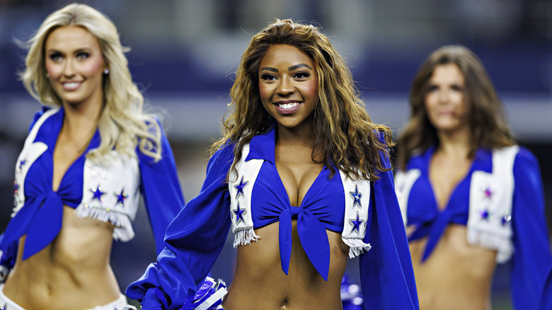 Le cheerleader dei Dallas Cowboys si esibiscono