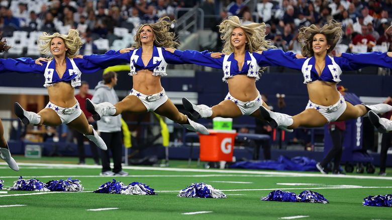 Le cheerleader dei Dallas Cowboys eseguono una divisione in salto.