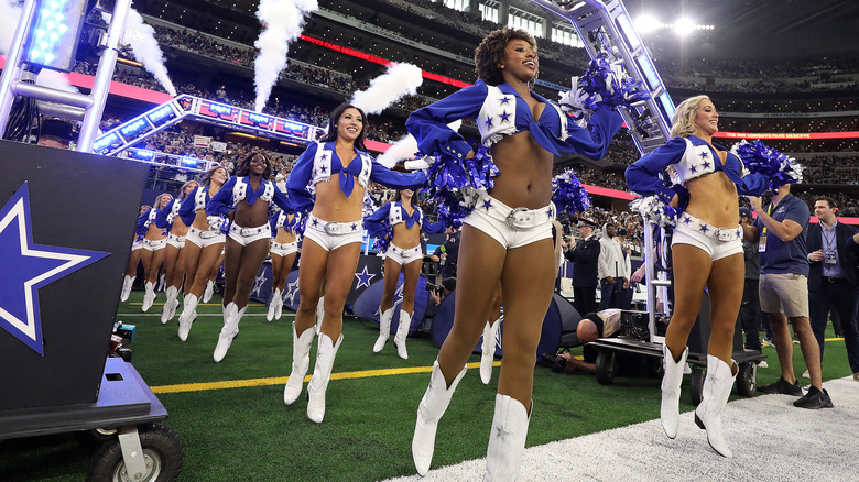 Le cheerleader dei Dallas Cowboys si esibiscono