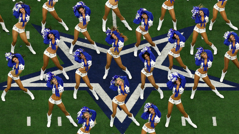 Le cheerleader dei Dallas Cowboys si esibiscono