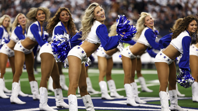 Le cheerleader dei Dallas Cowboys si esibiscono