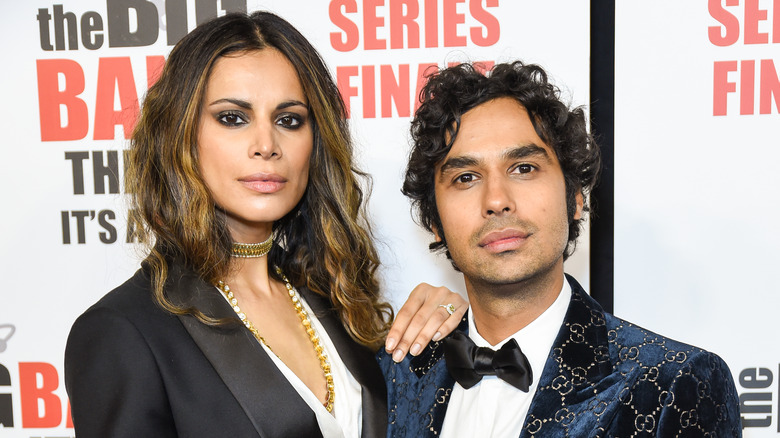 La mano di Neha Kapur sulla spalla di Kunal Nayyar