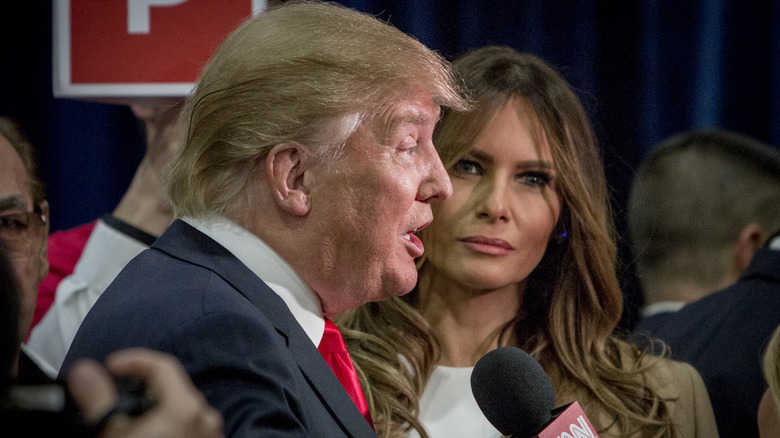 Donald Trump parla con Melania