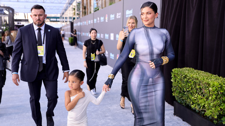 Kylie Jenner tiene per mano la figlia Stormi nel 2022