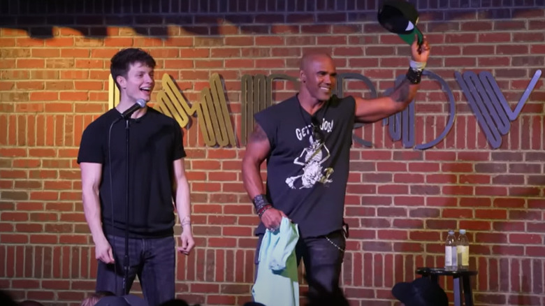 Shemar Moore alza il cappello accanto a Matt Rife