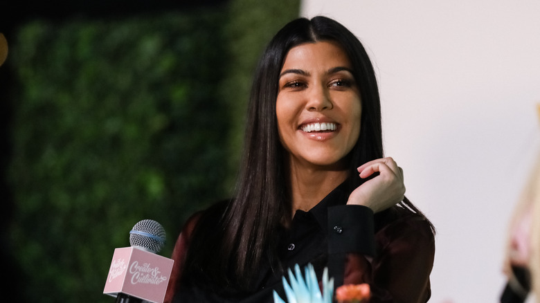 Kourtney Kardashian con il microfono