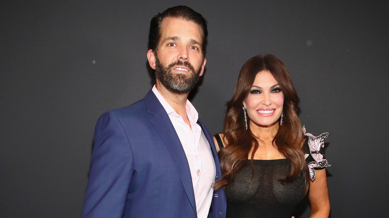 Donald Trump Jr. e Kimberly Guilfoyle sorridono