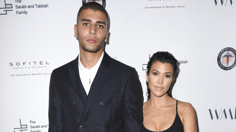 Younes Bendjima e Kourtney Kardashian posano insieme