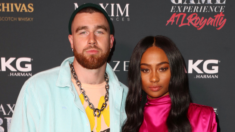 Travis Kelce e Kayla Nicole in posa