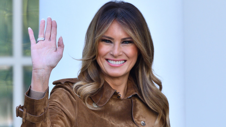 Melania Trump saluta