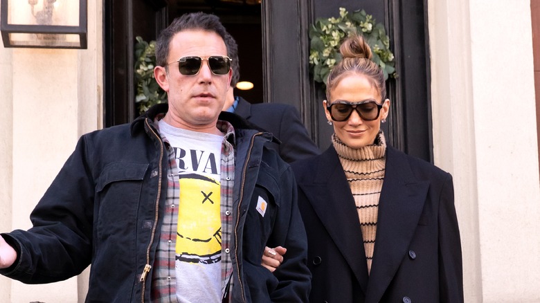 Ben Affleck Jennifer Lopez tenendosi per mano