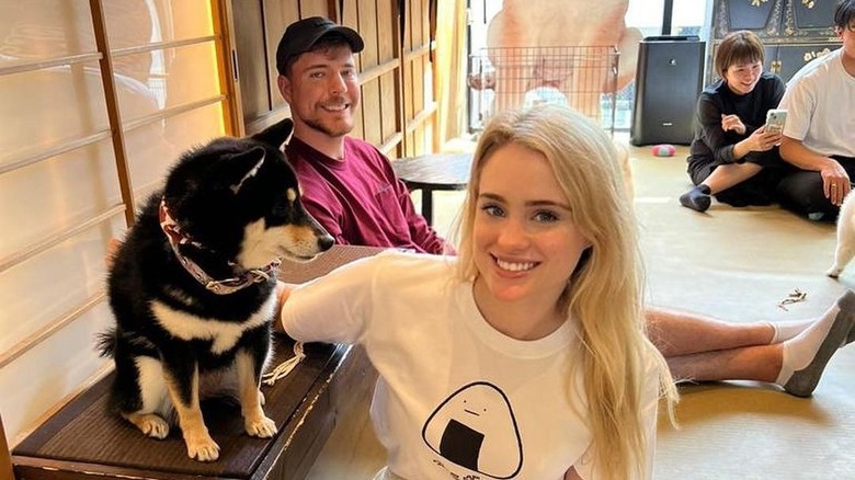 Thea Booysen e Mr Beast Donaldson sorridono