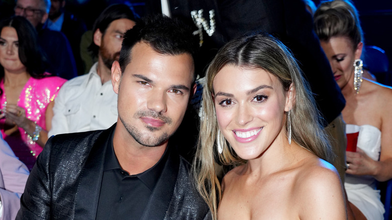 Taylor Lautner e Taylor Dome sorridono